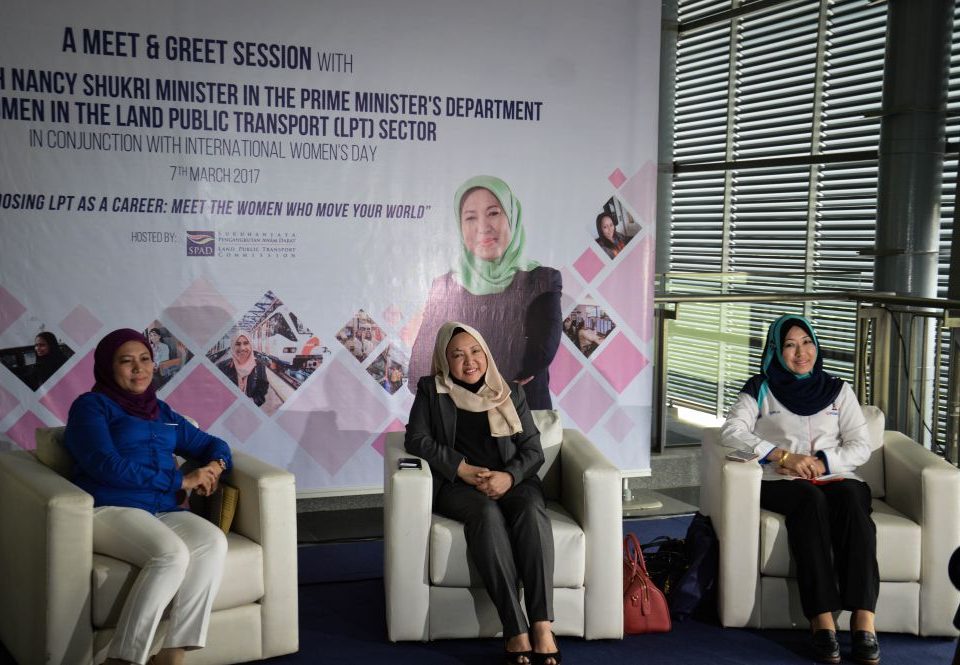 PENCERAMAH: Dari kiri, Menteri di Jabatan Perdana Menteri YB Dato' Sri Hajah Nancy Shukri, Ketua Pegawai Eksekutif KLIA Ekspres Puan Noormah Noor dan Ketua Jabatan Rel dan Infrastruktur Projek Prasarana YB Datin Hajah Norlia Noah.