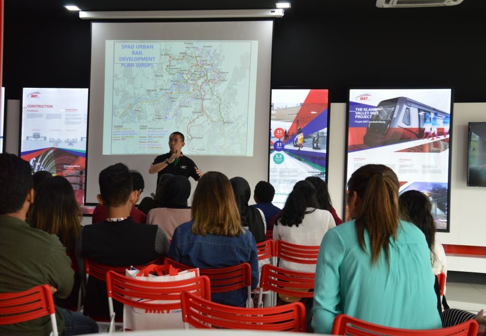 MEMBERITAHU INFORMASI: Pengarah Bahagian Komunikasi Strategik dan Hal Ehwal Pihak Berkepentingan Malaysia Rapid Transit Corporation Sdn Bhd (MRT Corp) memberikan informasi berkenaan Projek MRT kepada para pelajar Babson College USA dan juga UNIRAZAK Malaysia.