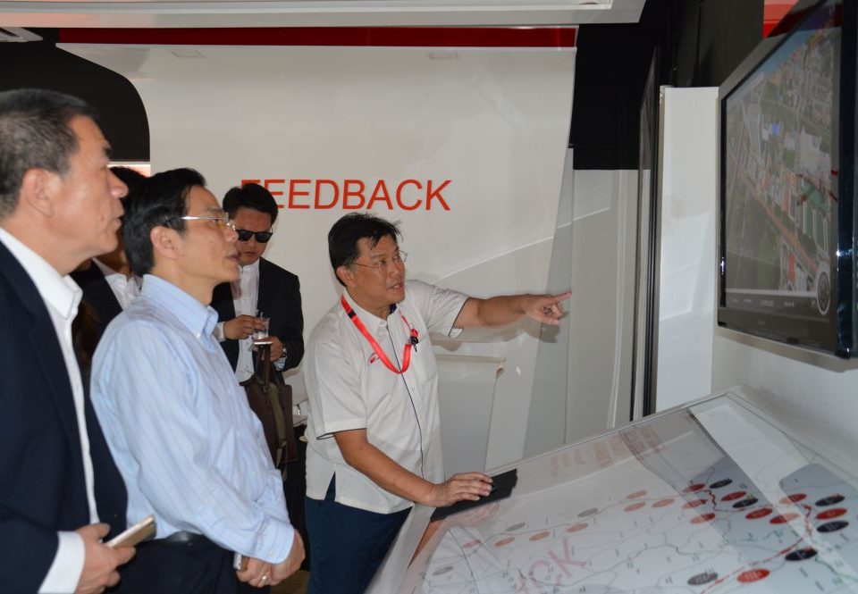 APLIKASI HAWK-EYE: Timbalan Pengurus Besar Komunikasi Strategik dan Hal Ehwal Pihak Berkepentingan Malaysia Rapid Transit Corporation Sdn Bhd (MRT Corp) Encik Leong Shen-Li (kanan) menjelaskan jajaran MRT Laluan Sungai Buloh-Serdang-Putrajaya (SSP) kepada para delegasi Bank of China.