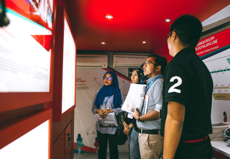 MENYALURKAN INFORMASI: Pelawat di Trak Informasi yang bertanya tentang MRT Laluan Sungai Buloh-Serdang-Putrajaya (SSP).