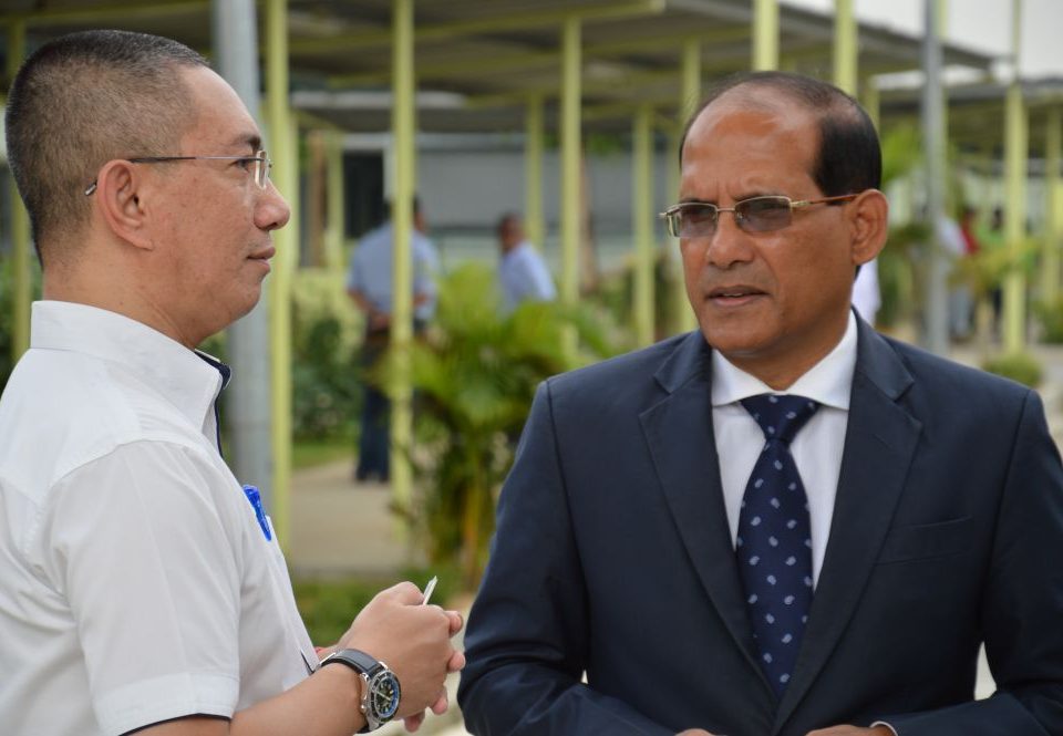 SAMBUTAN MESRA: Pengarah Komunikasi Strategik dan Hal Ehwal Pihak Berkepentingan Malaysia Rapid Transit Corporation Sdn Bhd Dato' Najmuddin Abdullah bersama Kaunselor Pekerja Bangladesh Encik Sayedul Islam semasa ketibaan beliau di Kuarters Pekerja V202 Sungai Buloh.