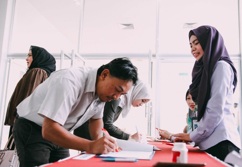 DAFTAR: Pendaftaran peserta bagi Persidangan Keselamatan dan Kesihatan Pekerjaan 2017 yang dianjurkan oleh Malaysia Rapid Transit Corporation Sdn Bhd.