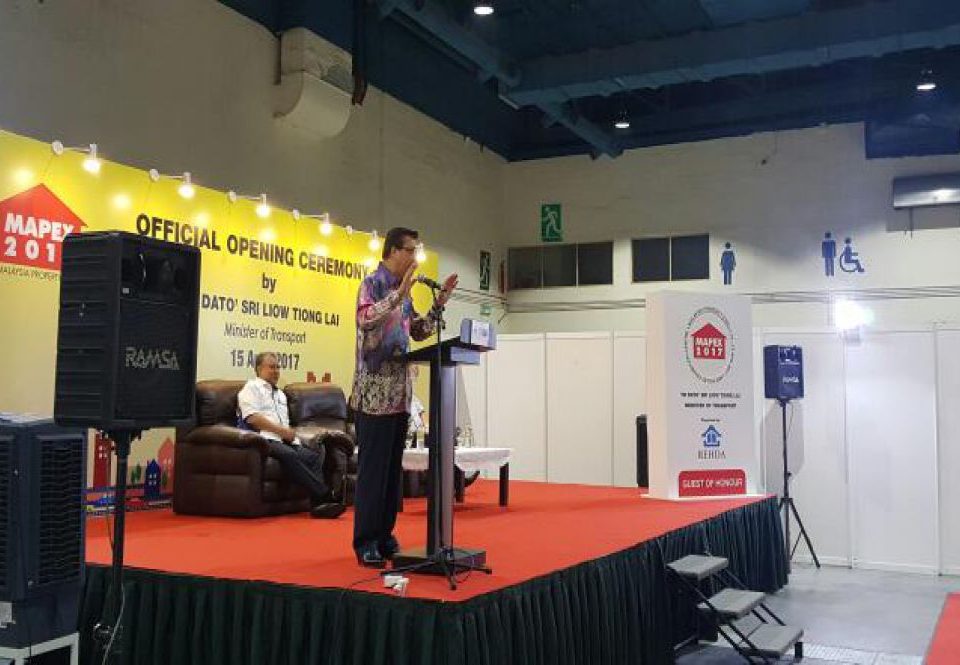 PERASMIAN PEMBUKAAN: Menteri Pengangkutan Dato' Sri Liow Tiong Lai, memberi ulasan beliau mengenai bagaimana pengangkutan awam memberi kesan terhadap keputusan bagi pembeli rumah.