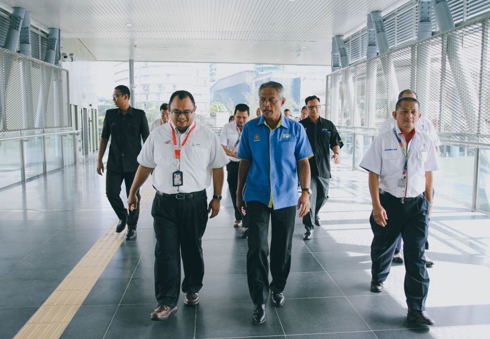 KETIBAAN: Timbalan Menteri Kewangan I Dato' Wira Othman Aziz tiba di Stesen Pusat Bandar Damansara disambut oleh Ketua Pegawai Kewangan MRT Corp Dato' Mohd Hairul Abdul Hamid (kiri) dan Ketua Pegawai Operasi Rapid Rail Sdn Bhd Laluan SBK Tuan Haji Isom Azis (kanan).