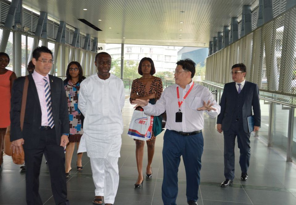 SAMBUTAN: Timbalan Pengurus Besar Strategik Komunikasi dan Hal Ehwal Pihak Berkepentingan MRT Corp, Encik Leong Shen-Li menyambut mesra para delegasi dari Ghana ke Stesen MRT Pusat Bandar Damansara
