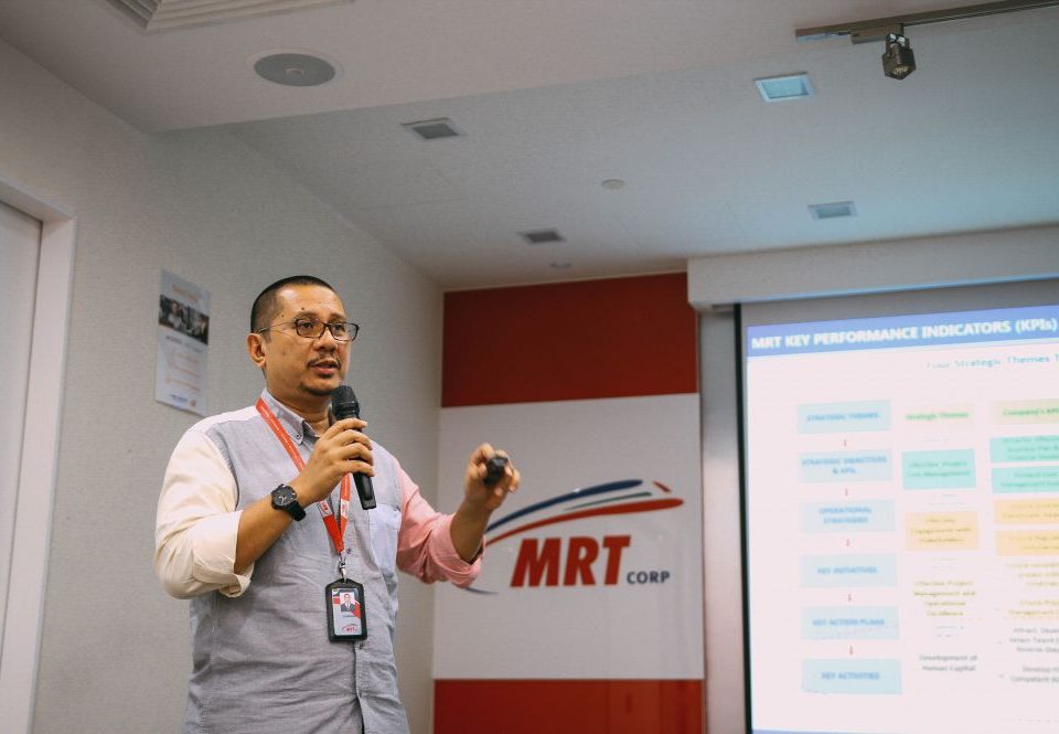 JELAS: Pengarah Sumber Manusia Strategik Malaysia Rapid Transit Corporation Sdn Bhd (MRT Corp) Encik Zainudin Ismail menjelaskan Petunjuk Prestasi (KPI) MRT Corp.