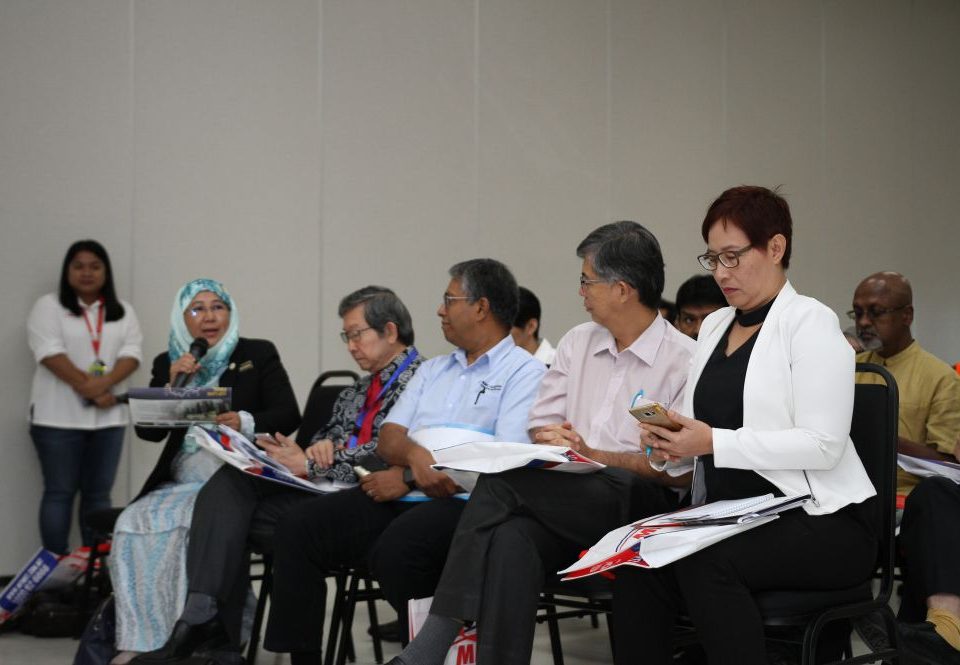 TETAMU PENTING: Dari kiri, Puan Noor Hanim Ismail, Dr Tan Seng Giaw, Encik Chua Tian Chang, Pengarah Projek MMC Gamuda KVMRT (PDP SSP) Sdn Bhd Encik Param Sivalingam dan Cik Elizabeth Wong di sesi taklimat tentang MRT Laluan Sungai Buloh-Serdang-Putrajaya (Laluan SSP).