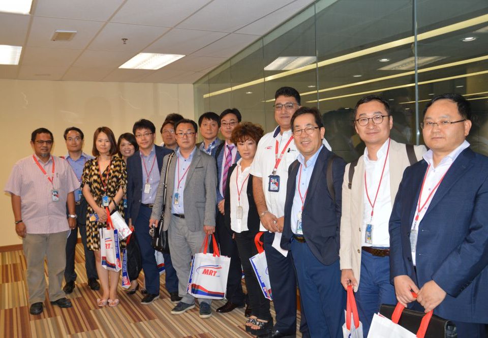 PARA HADIRIN: Pelawat dari Korea Selatan mengambil gambar kumpulan di dalam galeri Pusat Pengoperasian Mass Rapid Transit (MRT).