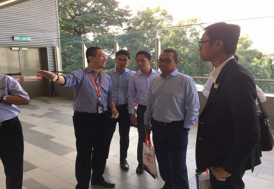 SELAMAT DATANG: Pengarah Komunikasi Strategik dan Hal Ehwal Pihak Berkepentingan Dato' Najmuddin Abdullah (kiri) menyambut pegawai dari Permodalan Darul Ta'zim yang diketuai oleh Ketua Pegawai Eksekutif Tuan Haji Lukman Abu Bakar (kedua dari kanan).