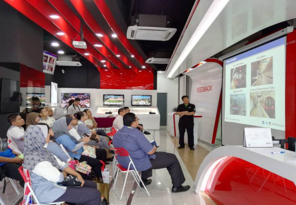 PENERANGAN: Timbalan Pengurus Besar Komunikasi Strategik dan Hal Ehwal Pihak Berkepentingan Malaysia Rapid Transit Corporation Sdn Bhd (MRT Corp) Encik Leong Shen-Li memberi penjelasan mengenai Projek MRT Lembah Klang kepada warga kerja dari Pelancongan Malaysia.