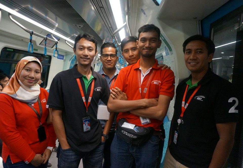 SUKARELAWAN: Beberapa kakitangan Malaysia Rapid Transit Corporation Sdn Bhd yang secara sukarela mengambil bahagian dalam Latihamal Kecemasan.