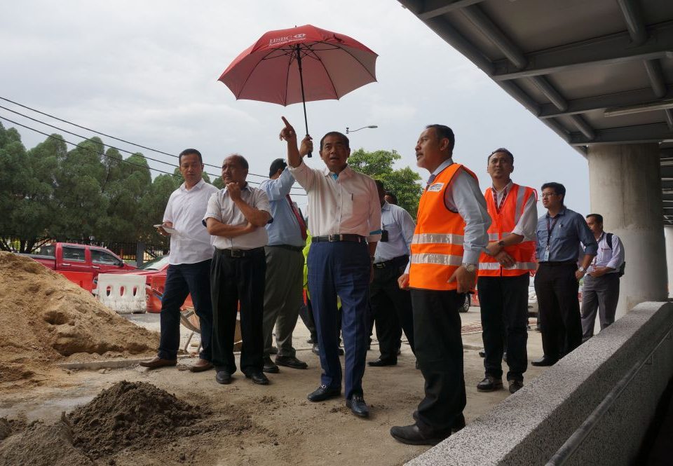 KERJA-KERJA AKHIR: Timbalan Menteri Pengangkutan Datuk Ab Aziz Kaprawi (tengah) sedang diberi taklimat tentang kerja-kerja akhir yang sedang dijalankan di Stesen MRT Kajang.