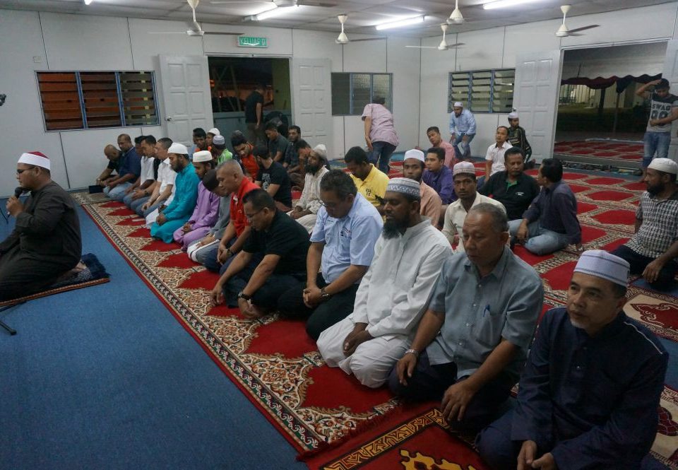 SOLAT: Para hadirin dan pekerja yang hadir ke majlis iftar bersama-sama menunaikan solat Maghrib.