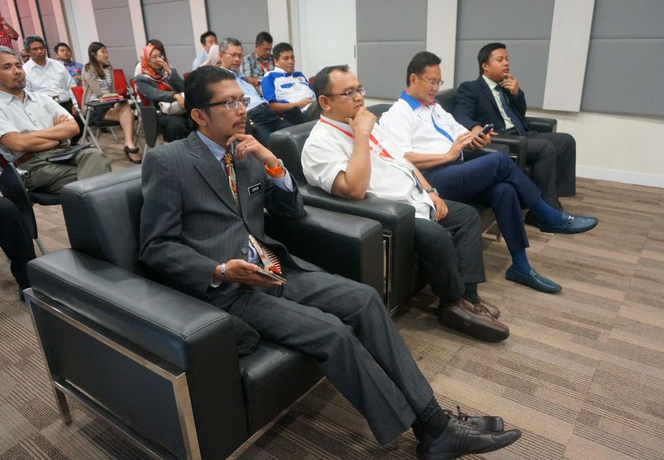 TETAMU KEHORMAT: Dari kiri, Setiausaha Bahagian dari Bahagian Pembangunan Kontraktor dan Usahawan Encik Zureen Zubir, Ketua Pegawai Kewangan MRT Corp Dato 'Hairul Abdul Hamid, Presiden Persatuan Kontraktor Melayu Malaysia Dato' Haji Mokhtar Samad, dan Unit Peneraju Bumiputera (TERAJU) Encik Wan Sazriz Wan Zaid semasa sesi pengundian.