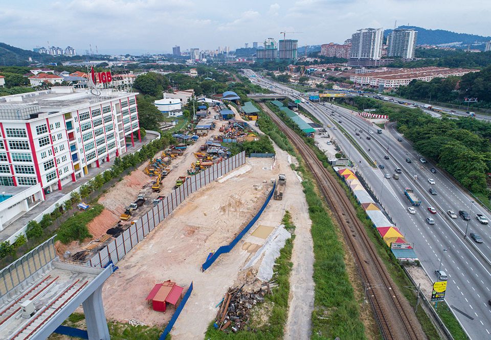 View of the northern end of the MRT Sungai Buloh-Kajang Line where the MRT Sungai Buloh-Serdang-Putrajaya Line continue from. Also visible are site clearing works for the construction of the SSP Line.