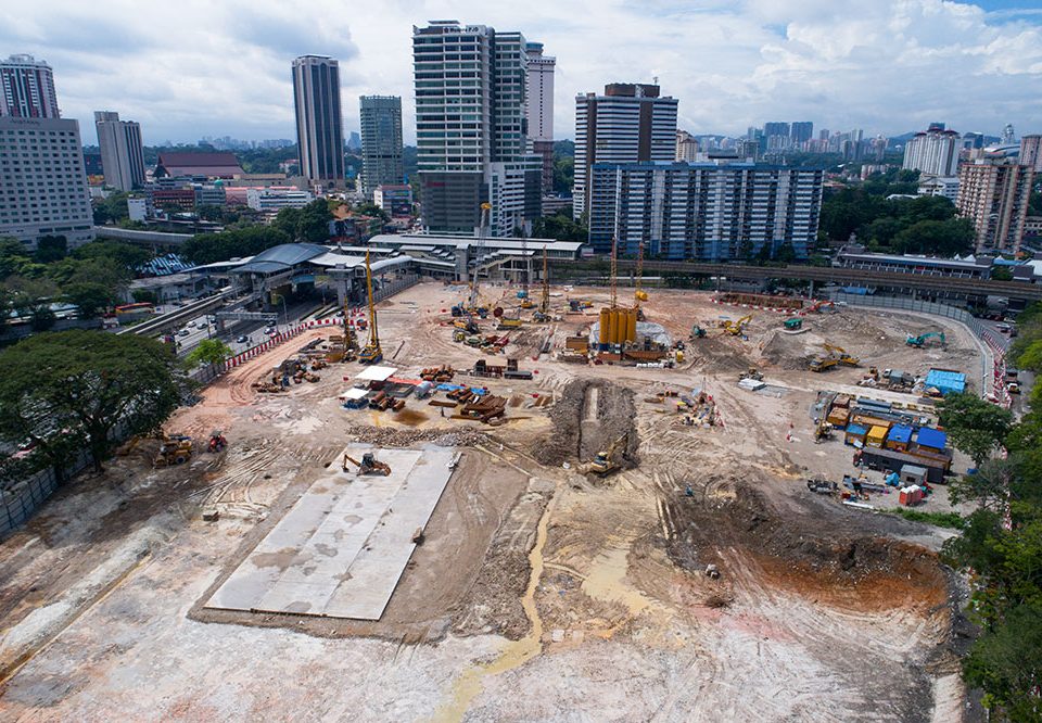 Preparation of guide wall for Diaphragm Wall construction works ongoing at the future Titwangsa MRT Station site.