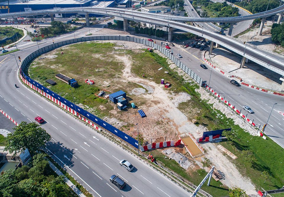 Mesin hydrofraise sedang disiapkan untuk kerja-kerja pembinaan Tembok Diafragma di tapak Stesen MRT Ampang Park.