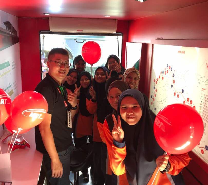 GEMBIRA : Antara pelawat yang bergambar di dalam Trak Informasi MRT