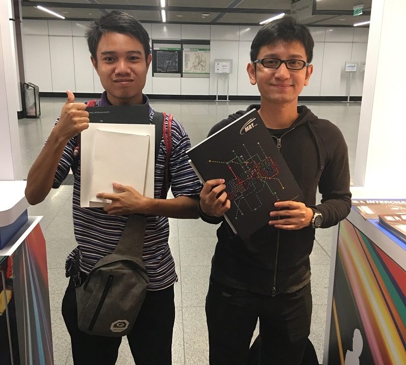 GEMBIRA: Encik Mohd Aiman (kiri) dan Encik Nazreen Emir (kanan) bergambar dengan hadiah kemenangan mereka di Kios Informasi Malaysia Rapid Transit Corporation Sdn Bhd (MRT Corp) bertempat di Stesen MRT Bukit Bintang.