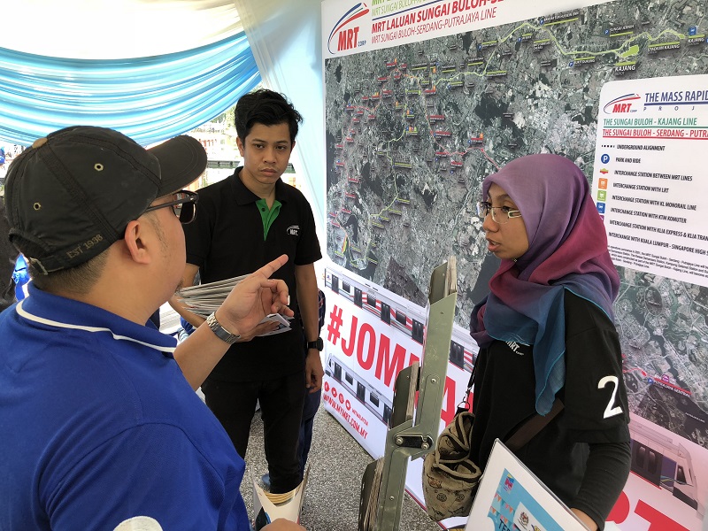 PENJELASAN: Para pegawai informasi MMC-Gamuda KVMRT (PDP SSP) Sdn Bhd menangani pertanyaan di gerai MRT Corp