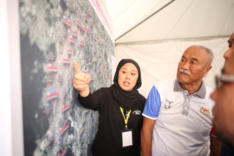 MAKLUMAT JELAS: Pengurus Perhubungan Awam dan Pihak Berkepentingan Malaysia Rapid Transit Corporation Sdn Bhd (MRT Corp) Puan Fizliyana Hilda (kiri) memberi penerangan mengenai MRT Laluan Sungai Buloh-Serdang-Putrajaya (Laluan SSP) kepada Ketua UMNO Bahagian Kepong Datuk Seri Haji Rizuan Abdul Hamid.
