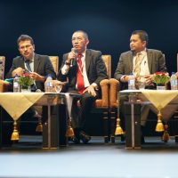 MENJAWAB PERTANYAAN: Pengarah Komunikasi Strategik dan Perhubungan Pihak Berkepentingan Malaysia Rapid Transit Corporation Sdn Bhd Dato’ Najmuddin Abdullah (tengah) menjawab pertanyaan dari hadirin tentang Projek MRT. Bersama beliau (dari kiri) ialah Timbalan Pengurus Besar Jabatan Strategi Korporat MyHSR Corporation Sdn Bhd Encik Lokman Affandy Yahya, Ketua Bahagian Rel Suruhanjaya Pengangkutan Awam Darat (SPAD) Encik Yuslizar Daud, Ketua Pegawai Perkhidmatan Infrastruktur Prasarana Malaysia Berhad Ir Ahmad Nizam Mohamed Amin dan Pengarah Infra Malaysia Rail Link Sdn Bhd Encik Nor Rizan Mohd Akhir.