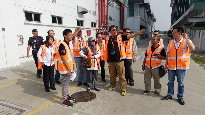DEPOH: Pengarah Tempoh Liabiliti Kerosakan MRT Laluan Sungai Buloh-Kajang (SBK) Malaysia Rapid Transit Corporation Sdn Bhd Encik Tarenjit (Tom) Singh Khella (ketiga dari kanan) mempamerkan kemudahan Depoh MRT Sungai Buloh kepada pelawat dari TRX City Sdn Bhd.