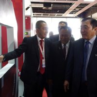 BOOTH INFORMASI: Pengarah Komunikasi Strategik dan Perhubungan Pihak Berkepentingan Malaysia Rapid Transit Corporation Sdn Bhd Dato’ Najmuddin Abdullah (kiri) menyambut mesra Timbalan Menteri Perdagangan Antarabangsa dan Industri Datuk Ahmad Maslan (tengah) dan Menteri II Perdagangan Antarabangsa dan Industri Dato’ Seri Ong Ka Chuan di booth informasi MRT.