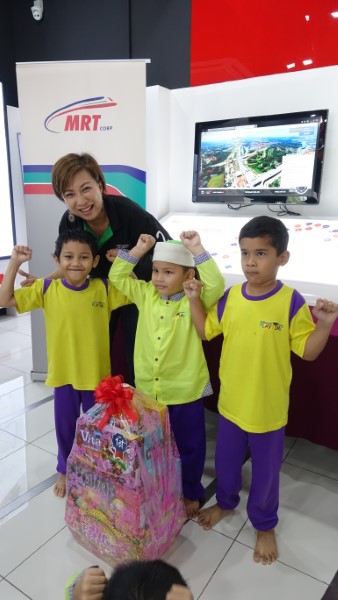 Pemenang bagi Pertandingan Susun Suai Gambar, Muhammad Hariz Ikhwan Bin Ya’akob, Muhammad Syahir Rahimie Bin Shahrudin and Umar Adeeb Bin Azaruddin menerima hadiah mereka daripada Leanne Susau, Pengurus Kanan Perhubungan Awam dan Pengurusan Pihak Berkepentingan MMC-Gamuda KVMRT Sdn Bhd