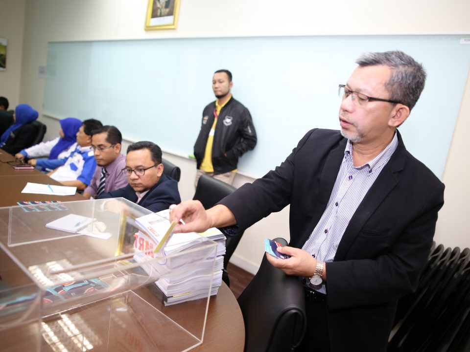 CABUTAN UNDI: Pengurus Besar Persatuan Kontraktor Melayu Malaysia (PKMM) Ir Kamarudin Mohd Salleh memasukkan kad-kad ke dalam kotak undi sebelum ia dicabut untuk salah satu kontrak.