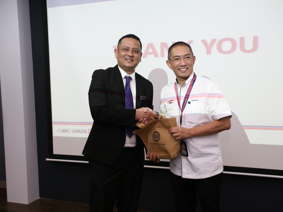 TERIMA KASIH: Pengarah Komunikasi Strategik dan Hal Ehwal Pihak Berkepentingan Malaysia Rapid Transit Corporation Sdn Bhd (MRT Corp) Dato’ Najmuddin Abdullah (kanan) menerima sebuah cenderahati dari Penolong Pengarah Audit Jabatan Audit Negara Encik Khairul Azrin Mod Rifat (kiri).