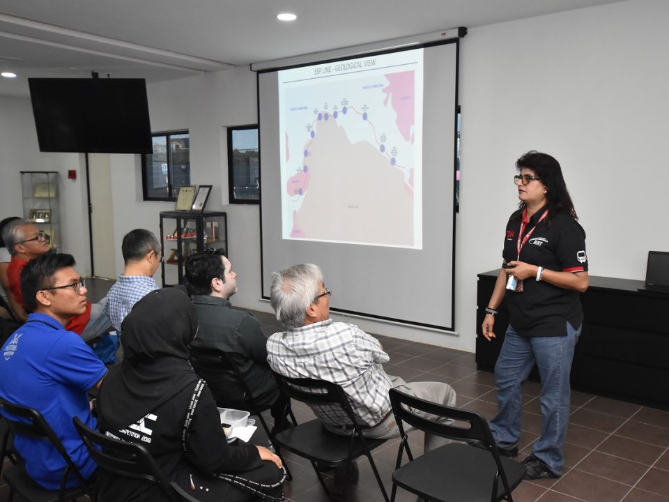 KERJA-KERJA BAWAH TANAH: Ketua Perhubungan Awam dan Pengurusan Pihak Berkepentingan Dr Bhavani Krishna Iyer memberikan maklumat tentang jajaran bawah tanah MRT Laluan Sungai Buloh-Serdang-Putrajaya (SSP).