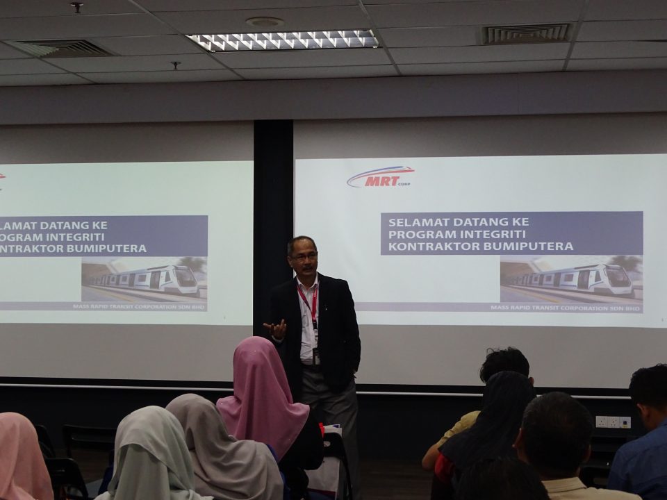 AWAS: Ketua Pegawai Integriti Malaysia Rapid Transit Corporation Sdn Bhd Dato’ Zainal Adam membincangkan isu-isu integriti yang berkait dengan kontraktor Bumiputera.