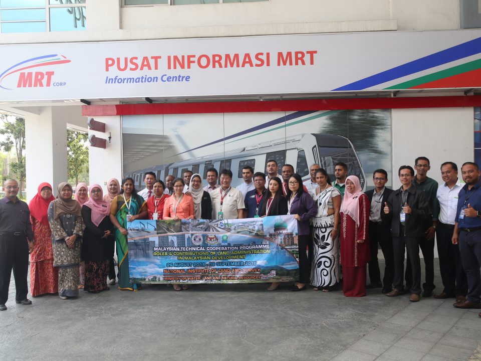 LAWATAN BERGUNA: Para pelawat dari Malaysian Technical Cooperation Programme bergambar bersama pegawai-pegawai dari Malaysia Rapid Transit Corporation Sdn Bhd di luar Pusat Informasi MRT, Seri Kembangan.
