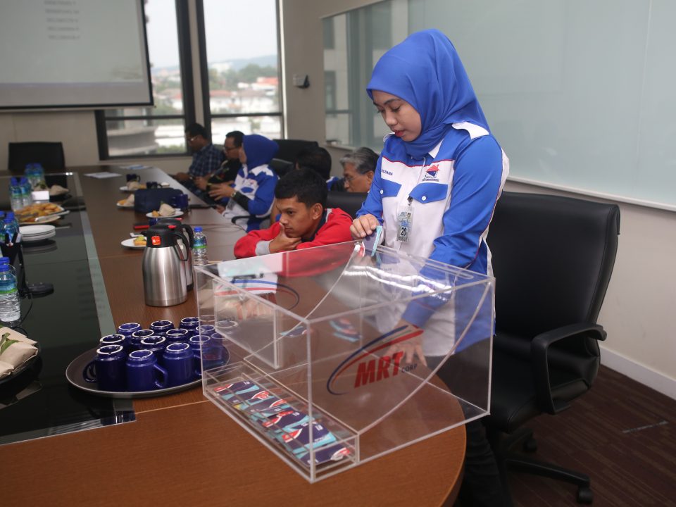 SESI BERLANGSUNG: Ahli Jawatankuasa Persatuan Kontraktor Bumiputera Kelas ‘F’ Malaysia (PERKOBF Malaysia) Puan Syaziana Abdulahak memasukkan kad-kad ke dalam kotak cabutan undi bagi memulakan sesi cabutan.