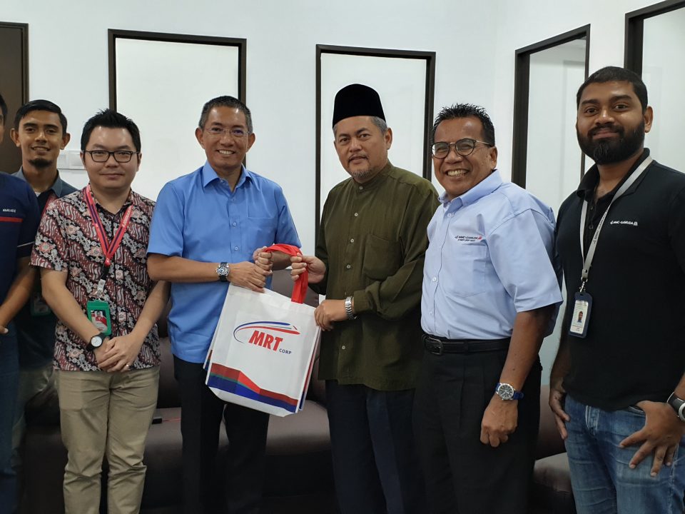 LAWATAN TERBAIK: Pegawai-pegawai dari Malaysia Rapid Transit Corporation Sdn Bhd and MMC-Gamuda KVMRT (PDP SSP) Sdn Bhd bergambar bersama Ahli Parlimen Hulu Langat YB Hasanuddin Mohd Yunus (ketiga dari kanan).