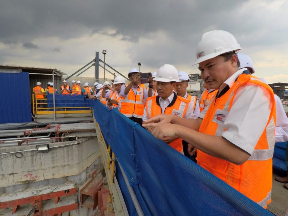KEMAJUAN PROJEK: Pengarah Projek MRT Laluan Sungai Buloh-Serdang-Putrajaya Dato’ Amiruddin Ma’aris menyampaikan kemajuan projek kepada Ketua Setiausaha Negara Datuk Seri Dr Ismail Bakar semasa di dek pemerhatian tapak Stesen MRT Bandar Malaysia Utara.