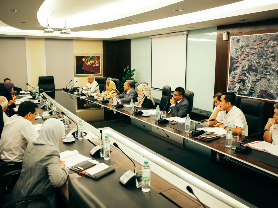 BERLANGSUNG: Lembaga Pengarah dan Barisan Kepimpinan Malaysia Rapid Transit Corporation Sdn Bhd memberi perhatian penuh kepada penerangan berkenaan Akta Suruhanjaya Pencegahan Rasuah Malaysia (Pindaan) 2018.