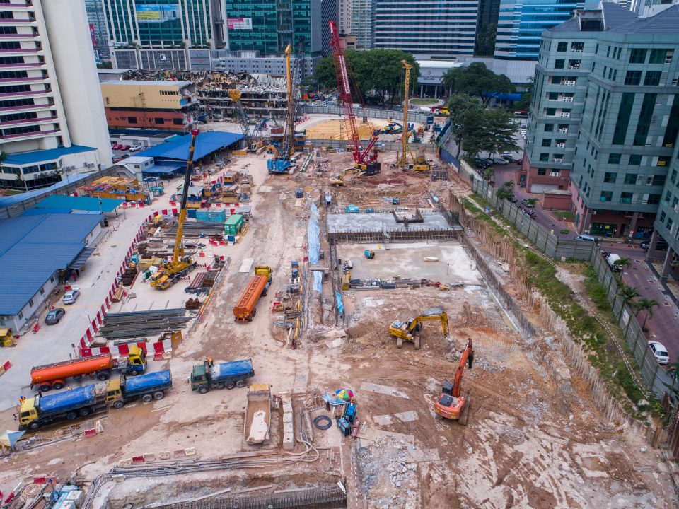 Pandangan udara kerja-kerja fabrikasi rebar untuk papak bumbung di tapak Stesen MRT Ampang Park.