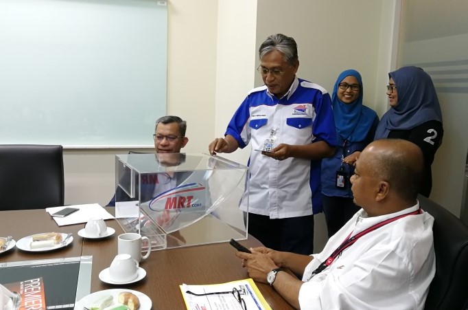 MENCABUT UNDI: Timbalan Presiden Persatuan Kontraktor Bumiputera Kelas ‘F’ Malaysia (PERKOBF Malaysia) Encik Ismail Awang Ahmad, mencabut undi dengan nama kontraktor Bumiputera yang telah disenarai pendek untuk subkontrak.