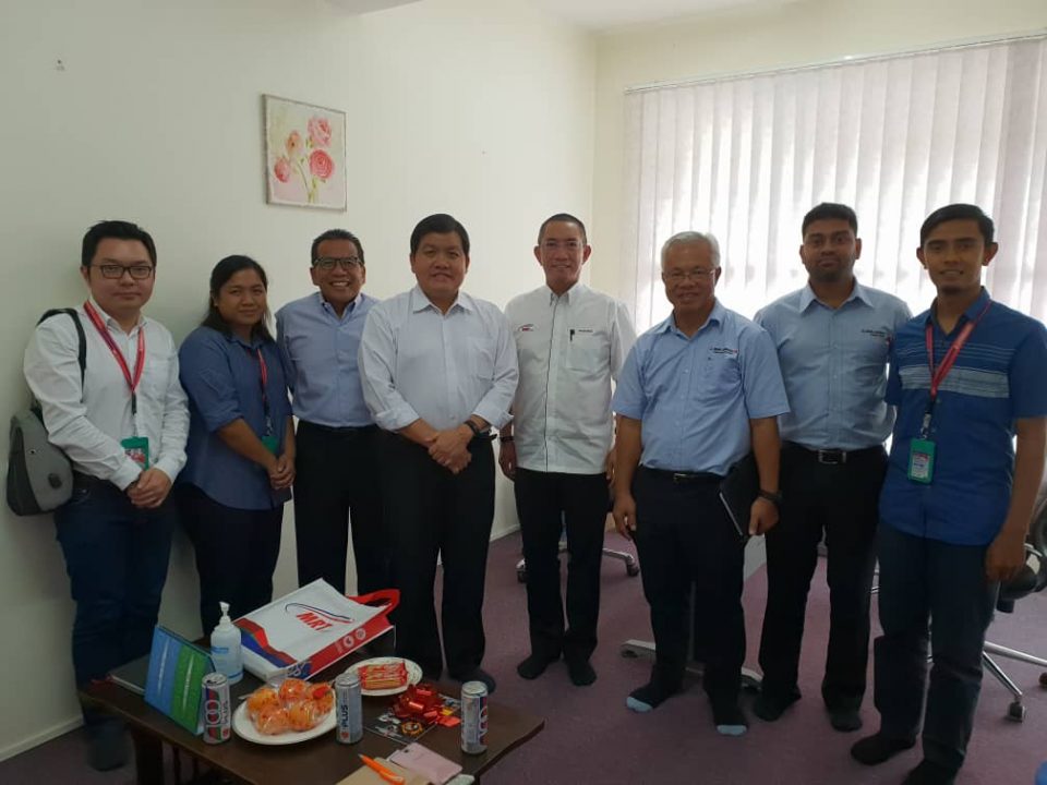 KUNJUNGAN HORMAT: Kumpulan dari Malaysia Rapid Transit Corporation Sdn Bhd dan MMC-Gamuda KVMRT (PDP) Sdn Bhd melawat YB Hee Loy Sian (keempat dari kiri)