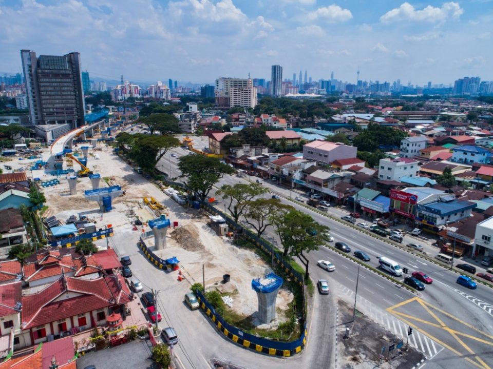 Pandangan udara kerja-kerja persiapan pelancar galang kekotak bersegmen menggunakan sistem trestle berhadapan Jinjang 3 Temples.