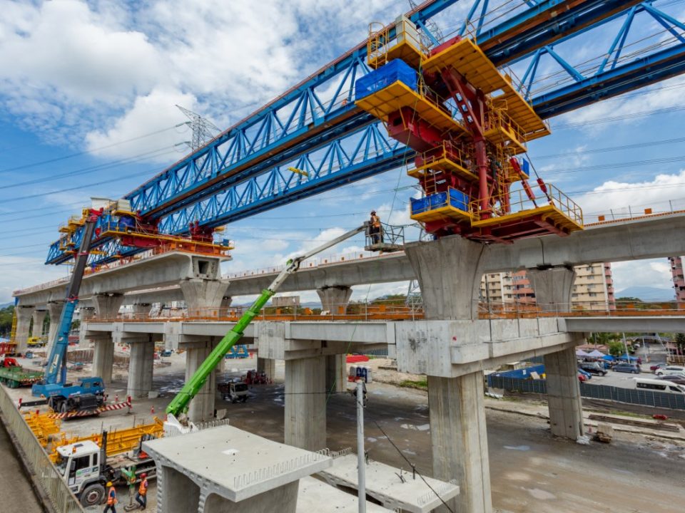 Kerja-kerja pembinaan galang kekotak bersegmen di tapak Stesen MRT Kampung Batu.