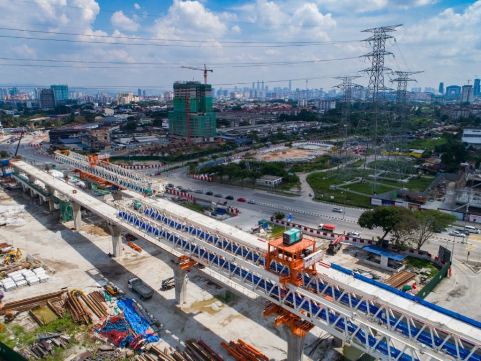 Kerja-kerja pelancar galang kekotak bersegmen dan juga kerja-kerja berterusan pembinaan papak dan tiang untuk aras ruang legar Stesen MRT Jinjang.