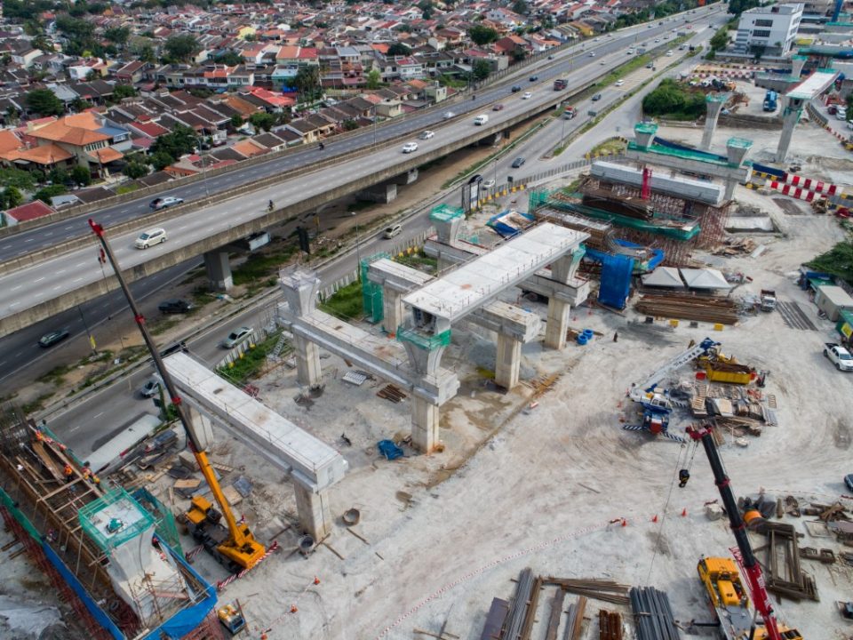 Pandangan udara kerja-kerja kepala tiang dan kepala sesilang stesen di tapak Stesen MRT Kepong Sentral.