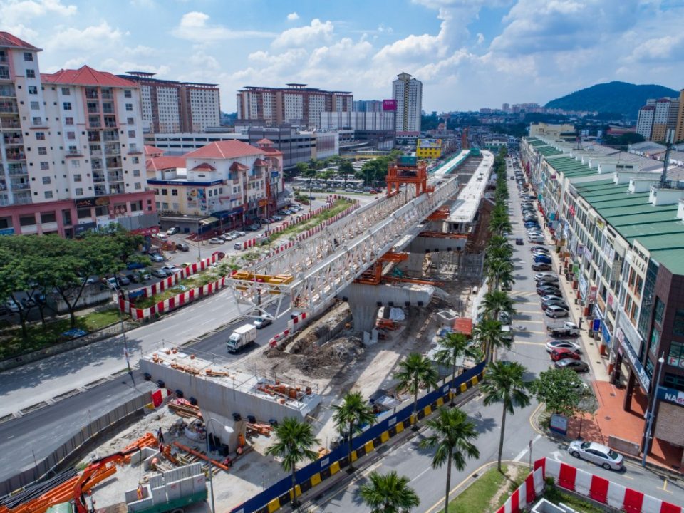 Pandangan udara kerja-kerja pelancar galang kekotak bersegmen untuk rentangan dan kerja-kerja tetap untuk saliran di tapak Stesen MRT Metro Prima.
