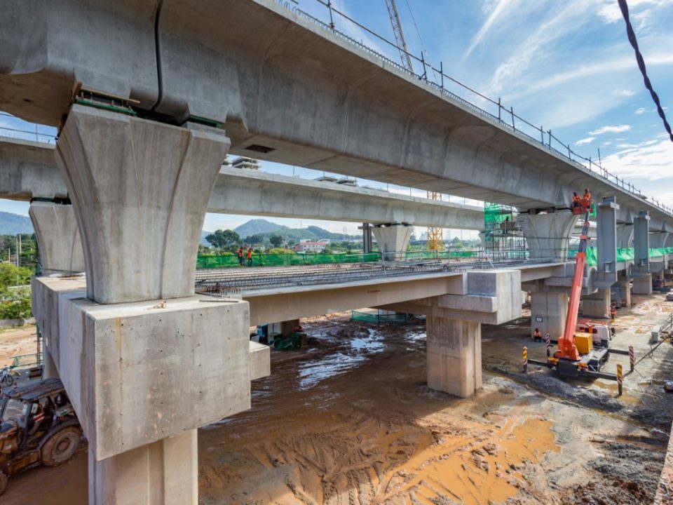 Pemasangan galas kekal jejambat sedang dijalankan di tapak Stesen MRT Damansara Damai.
