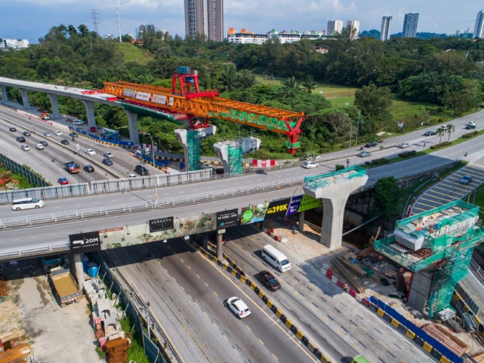 Pandangan udara kerja-kerja persiapan pelancar galang kekotak bersegmen di tanjakan bertingkat berhampiran tapak Stesen MRT Sri Damansara Barat