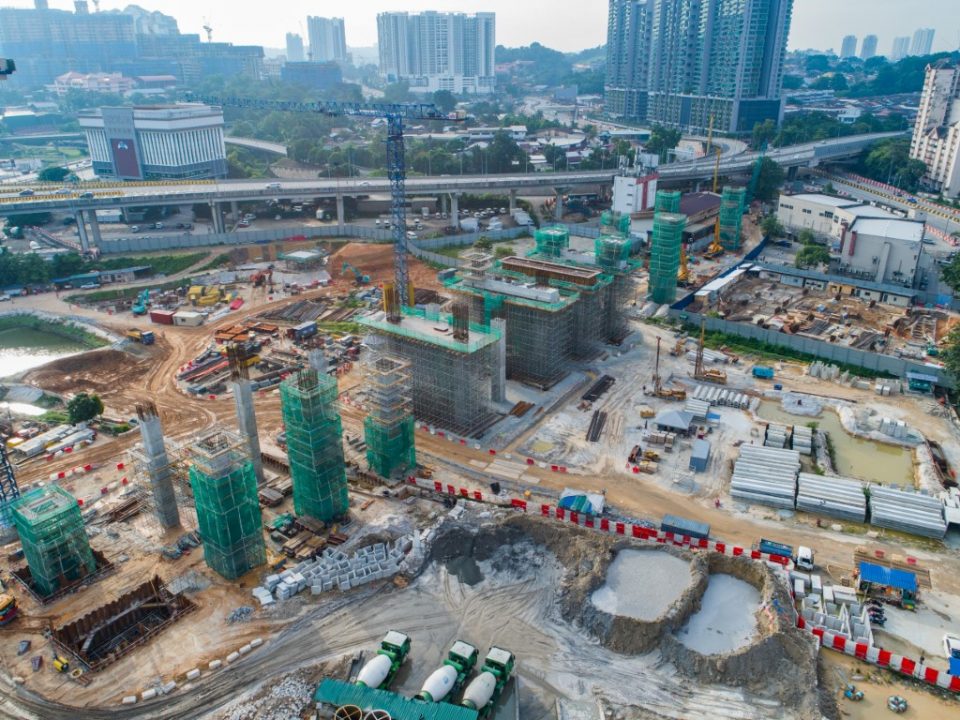 Pandangan dari atas pembinaan tiang, portal dan kepala tiang di tapak Stesen MRT Kuchai Lama.