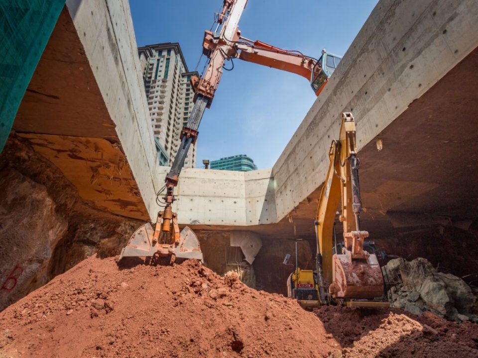 Kerja-kerja penggalian ruang legar atas bagi Stesen MRT Ampang Park.